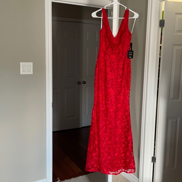Red lace gown - Picture 1 of 4